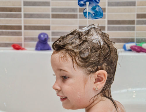 5 tipp, hogy a gyerek hajmosás sírás és könnycseppmentes legyen